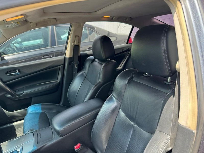 Nissan Maxima Vehicle Full-screen Gallery Image 09