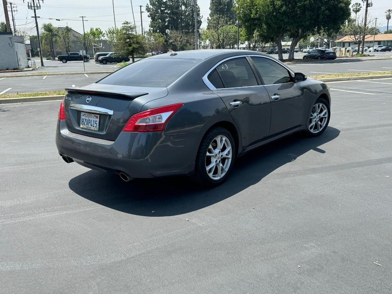 Nissan Maxima Vehicle Full-screen Gallery Image 10