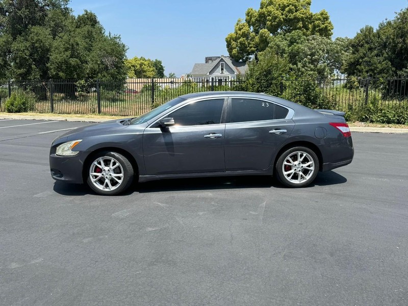 Nissan Maxima Vehicle Full-screen Gallery Image 11