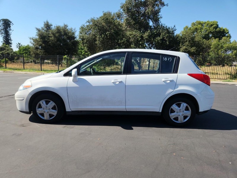 Nissan Versa Vehicle Full-screen Gallery Image 02