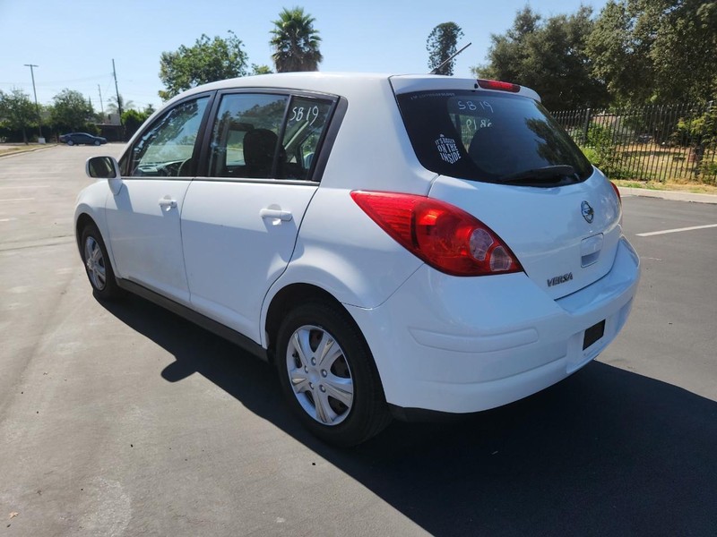 Nissan Versa Vehicle Full-screen Gallery Image 03