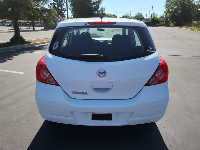 Nissan Versa Vehicle Full-screen Gallery Image 04