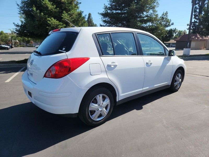 Nissan Versa Vehicle Full-screen Gallery Image 05