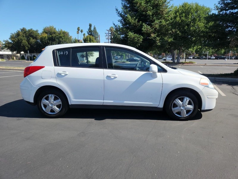 Nissan Versa Vehicle Full-screen Gallery Image 06