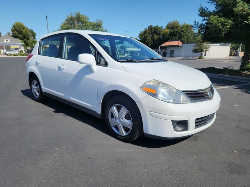 Nissan Versa Vehicle Full-screen Gallery Image 07