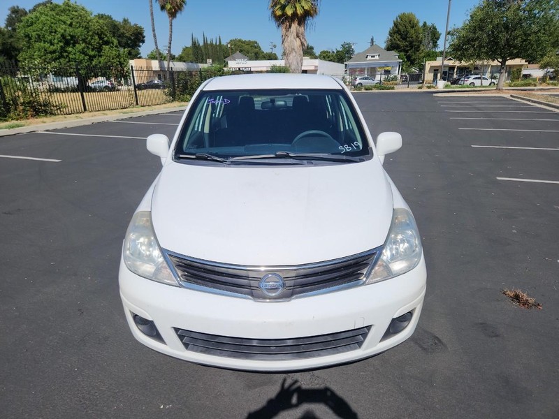 Nissan Versa Vehicle Full-screen Gallery Image 08