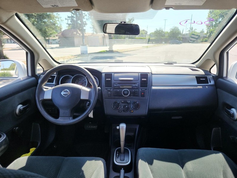 Nissan Versa Vehicle Full-screen Gallery Image 09