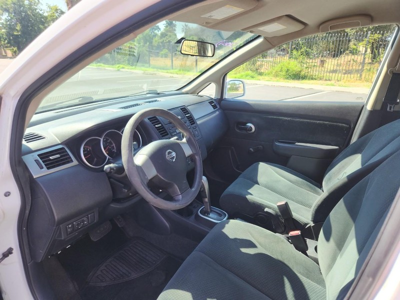 Nissan Versa Vehicle Full-screen Gallery Image 11