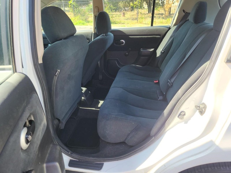 Nissan Versa Vehicle Full-screen Gallery Image 12