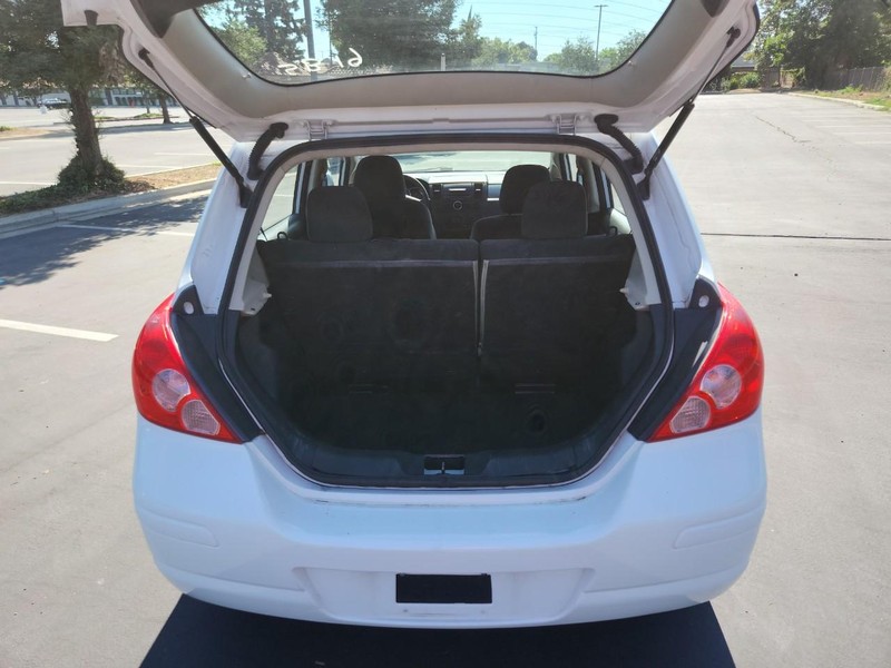 Nissan Versa Vehicle Full-screen Gallery Image 13