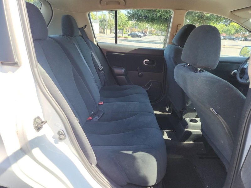 Nissan Versa Vehicle Full-screen Gallery Image 14