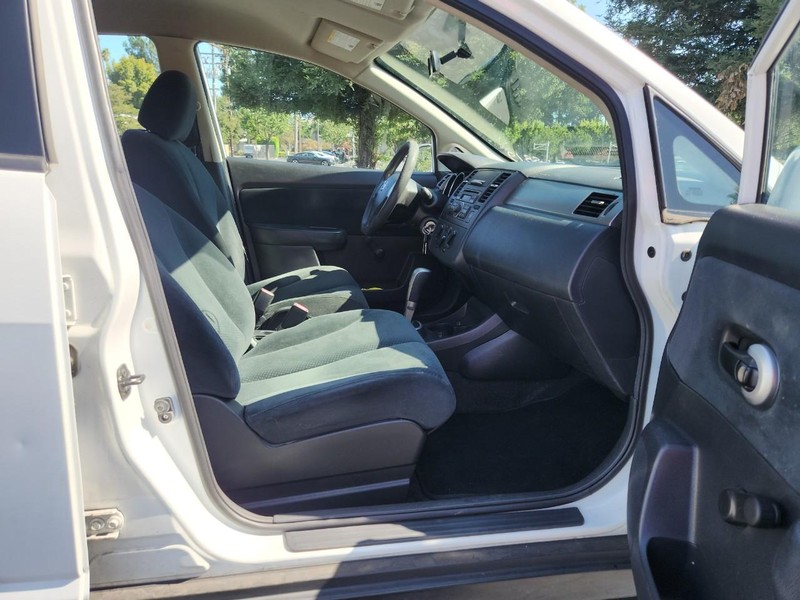 Nissan Versa Vehicle Full-screen Gallery Image 15