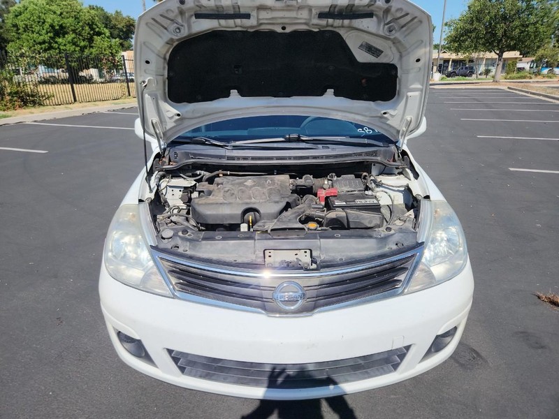 Nissan Versa Vehicle Full-screen Gallery Image 16