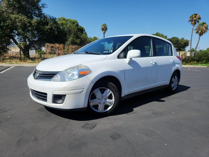 Nissan Versa Vehicle Full-screen Gallery Image 17