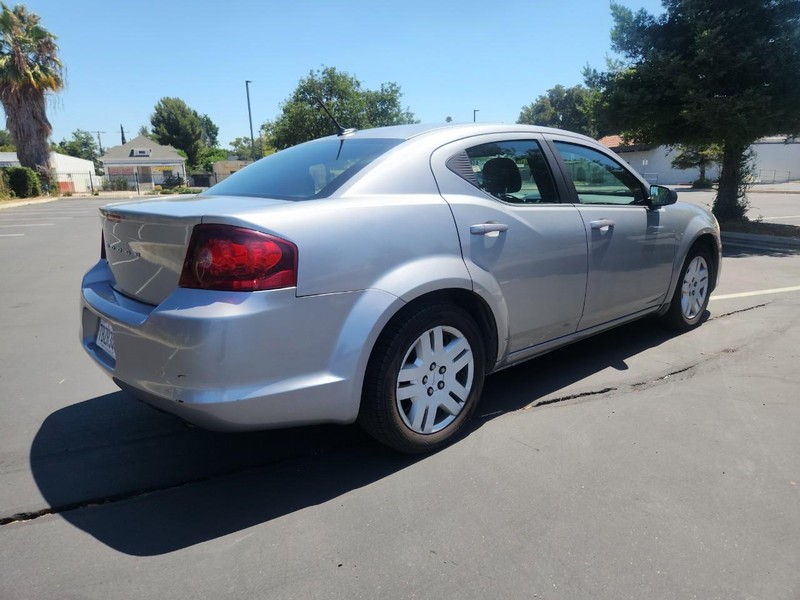 Dodge Avenger Vehicle Full-screen Gallery Image 05
