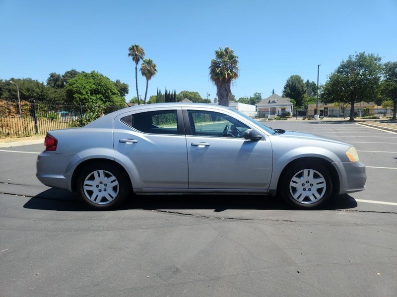 Dodge Avenger Vehicle Full-screen Gallery Image 06