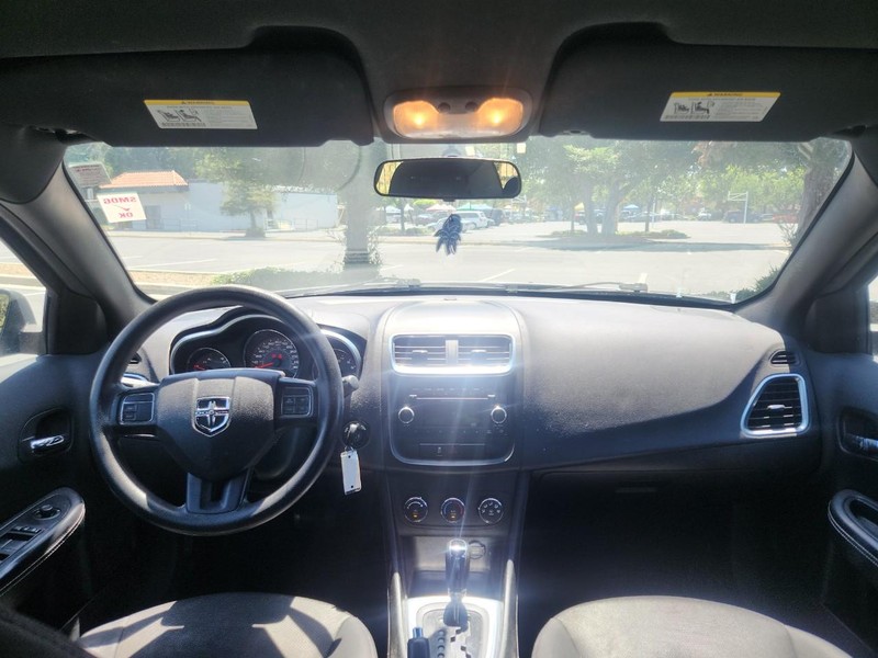 Dodge Avenger Vehicle Full-screen Gallery Image 09