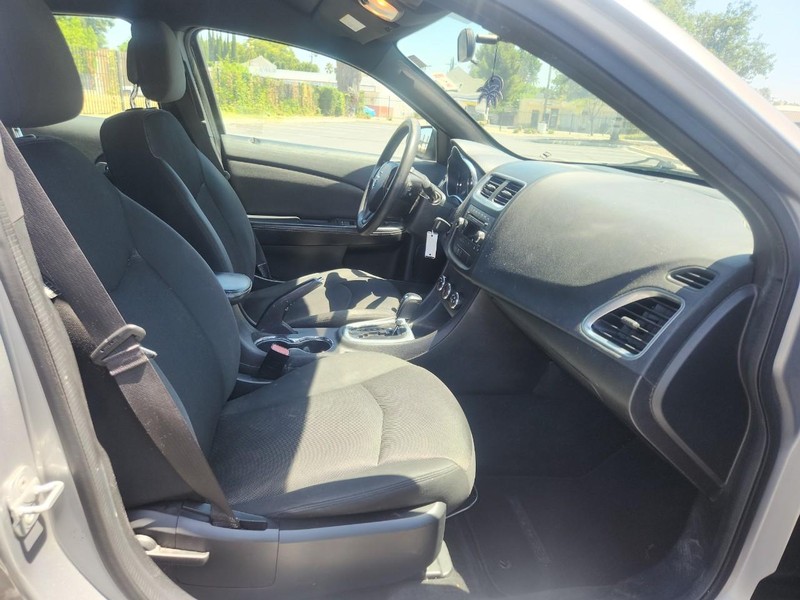 Dodge Avenger Vehicle Full-screen Gallery Image 15