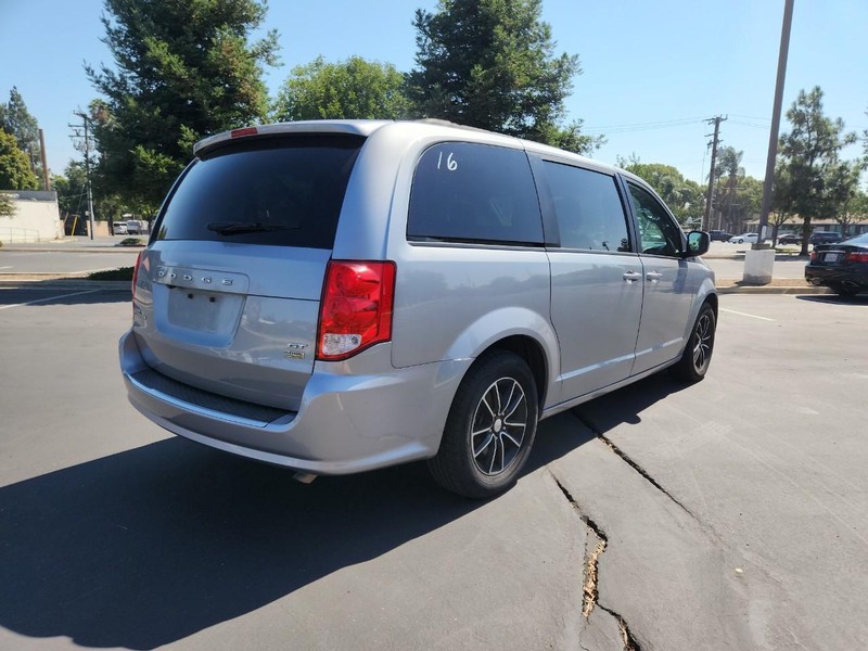 Dodge Grand Caravan Vehicle Full-screen Gallery Image 05
