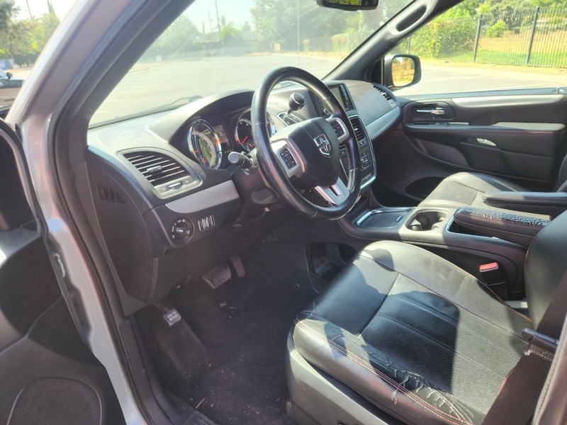 Dodge Grand Caravan Vehicle Full-screen Gallery Image 10