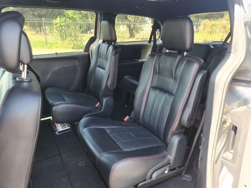 Dodge Grand Caravan Vehicle Full-screen Gallery Image 11