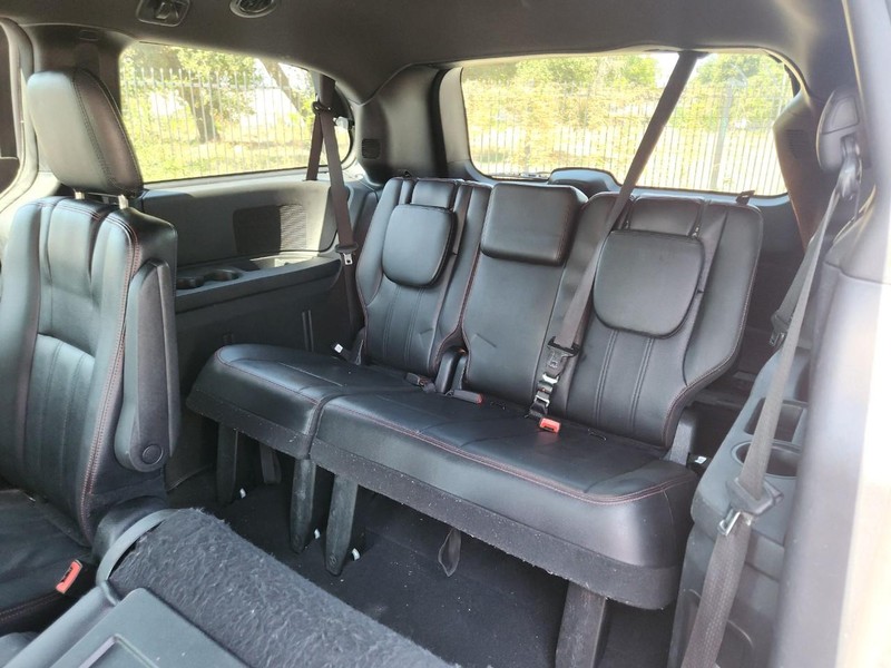 Dodge Grand Caravan Vehicle Full-screen Gallery Image 12