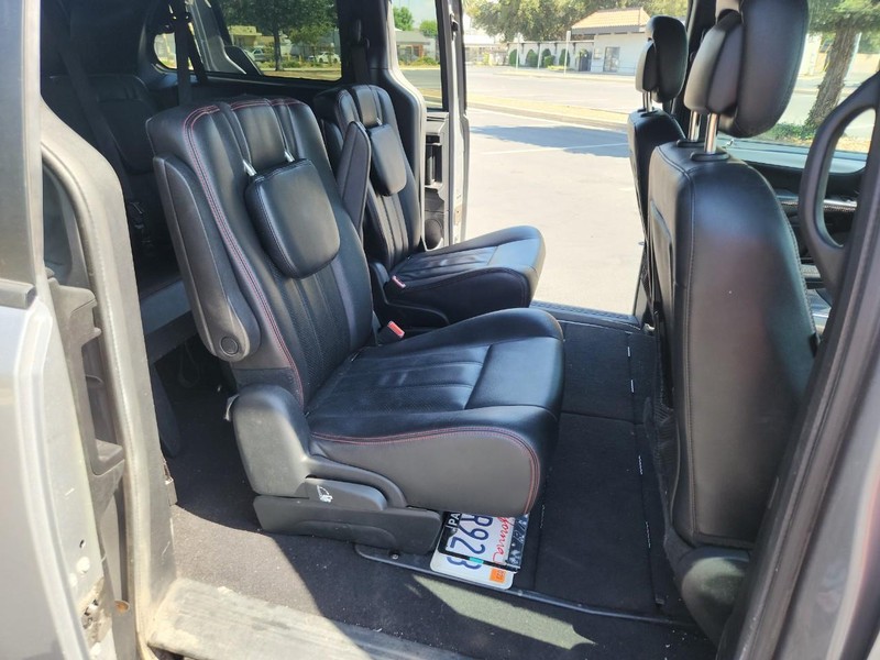 Dodge Grand Caravan Vehicle Full-screen Gallery Image 15