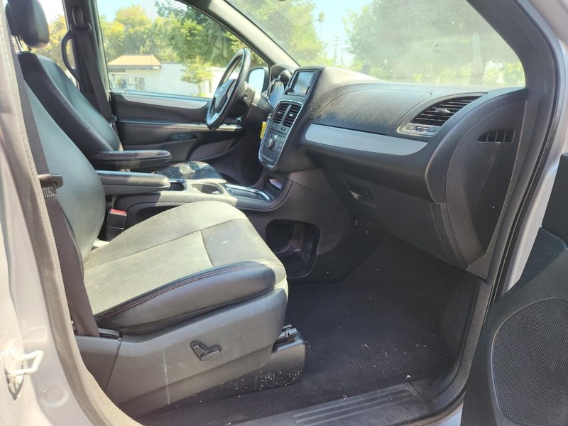 Dodge Grand Caravan Vehicle Full-screen Gallery Image 16