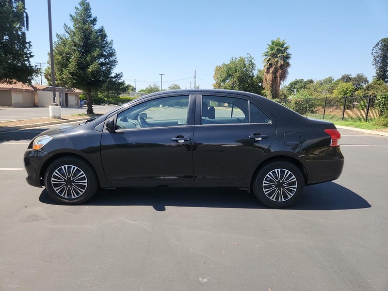 Toyota Yaris Vehicle Full-screen Gallery Image 02