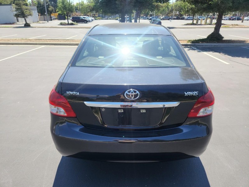Toyota Yaris Vehicle Full-screen Gallery Image 04