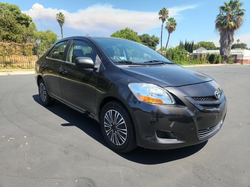 Toyota Yaris Vehicle Full-screen Gallery Image 07