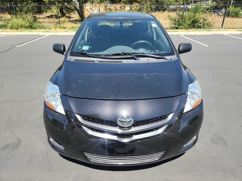 Toyota Yaris Vehicle Full-screen Gallery Image 08