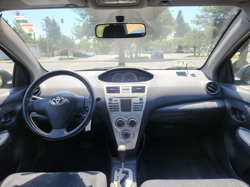 Toyota Yaris Vehicle Full-screen Gallery Image 09