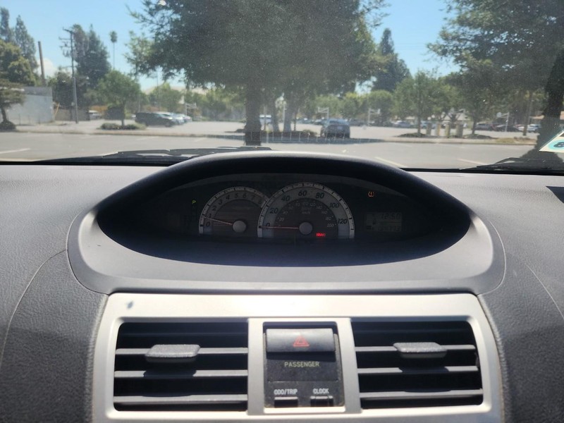 Toyota Yaris Vehicle Full-screen Gallery Image 10