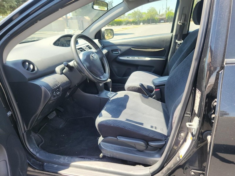 Toyota Yaris Vehicle Full-screen Gallery Image 11