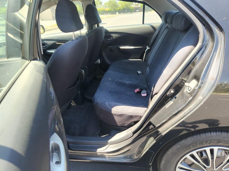 Toyota Yaris Vehicle Full-screen Gallery Image 12