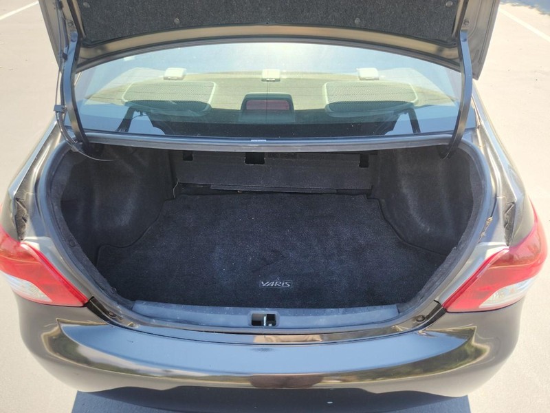 Toyota Yaris Vehicle Full-screen Gallery Image 13