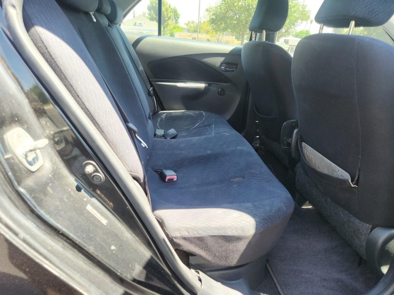 Toyota Yaris Vehicle Full-screen Gallery Image 14