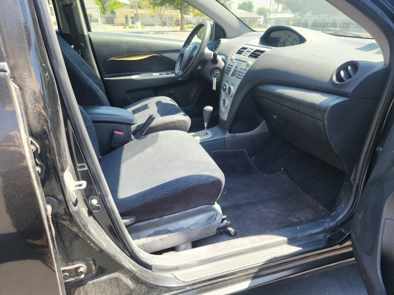Toyota Yaris Vehicle Full-screen Gallery Image 15