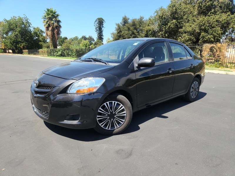 Toyota Yaris Vehicle Full-screen Gallery Image 17