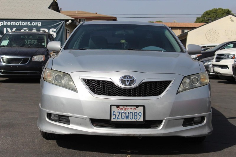 Toyota Camry Vehicle Full-screen Gallery Image 02