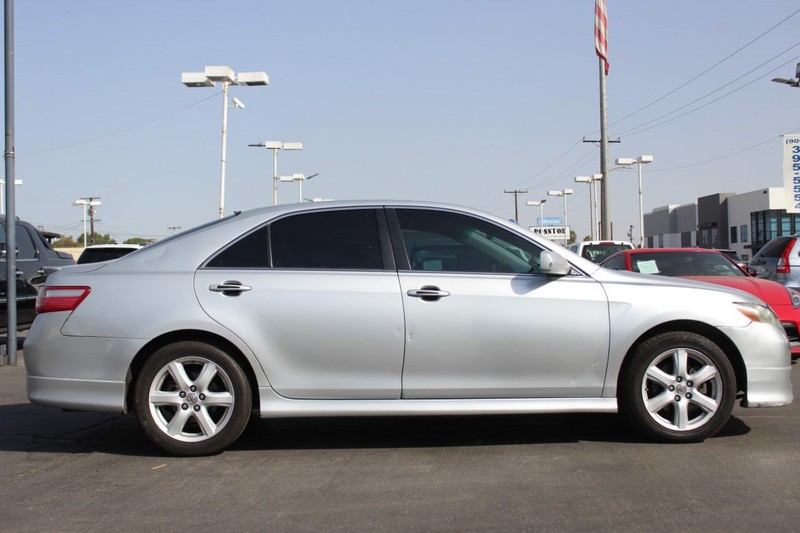 Toyota Camry Vehicle Full-screen Gallery Image 04