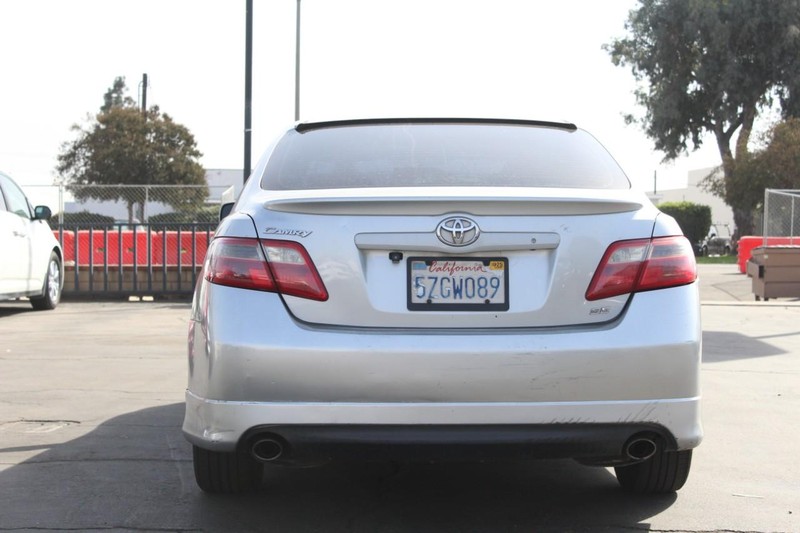 Toyota Camry Vehicle Full-screen Gallery Image 05