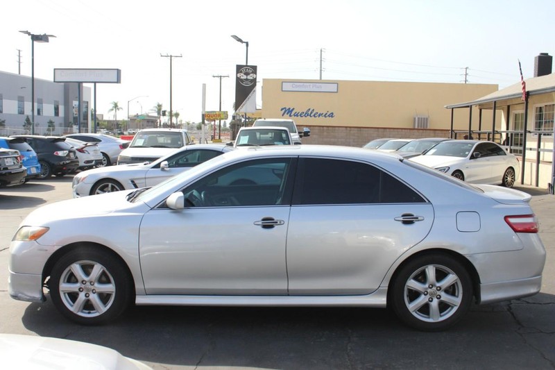 Toyota Camry Vehicle Full-screen Gallery Image 06