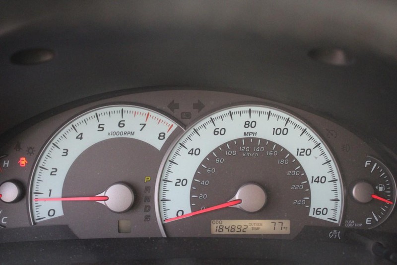 Toyota Camry Vehicle Full-screen Gallery Image 08