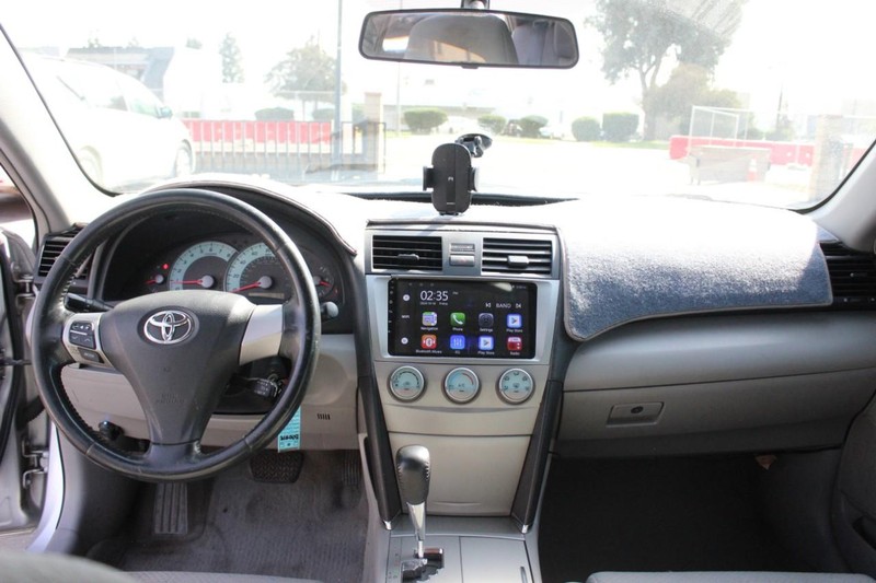 Toyota Camry Vehicle Full-screen Gallery Image 09