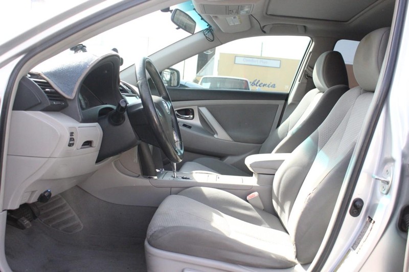 Toyota Camry Vehicle Full-screen Gallery Image 10