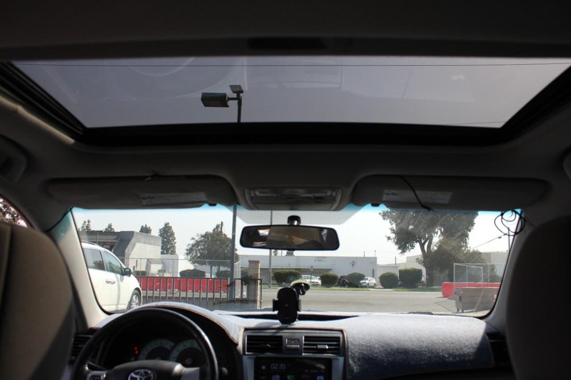 Toyota Camry Vehicle Full-screen Gallery Image 11