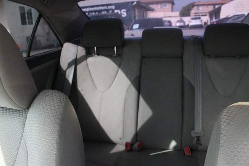 Toyota Camry Vehicle Full-screen Gallery Image 13