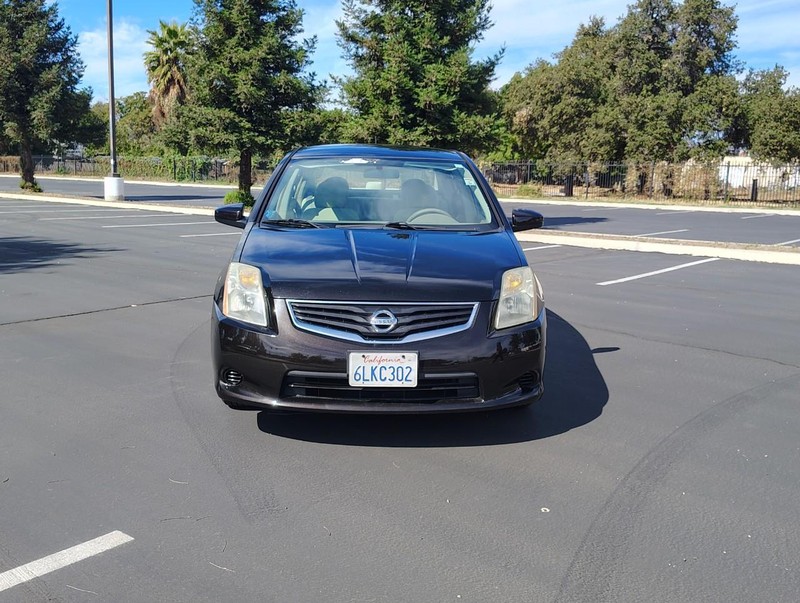 Nissan Sentra Vehicle Full-screen Gallery Image 02